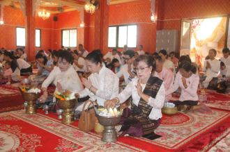 Vientiane Leaders Offer Alms on Boun Ork Phansa
